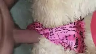 أثداء تيدي الضخمة تُلعق وتُضرب بقوة من قبل عشاق أسود