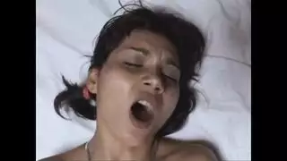 هز مؤخرة لاتينية يتحول إلى مشهد إباحي صريح