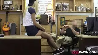 أنينها يتردد بينما تصل إلى الذروة