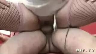 ميلف مغرية تغوي شاب في مشهد إباحي صريح