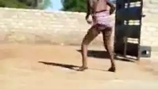 خيال الجنس في حظيرة: بنات مثيرة تستسلم للغريزة الحيوانية