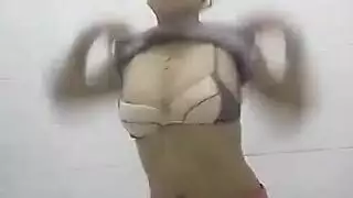 أعطى الجسم النحيف اللسان العميق وأعطى اللسان لزميلتها في الغرفة أيضًا