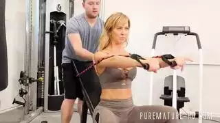 عاهرة ناضجة حارة في مشد أحمر تخدم قطاراً من الرجال، وتأخذ كل كريمي