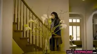 أصدقائي يمارسون الجنس العنيف مع أمي ذات الأثداء الضخمة في ثنائي