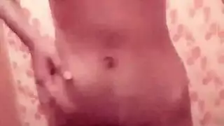 قضيب أسود يطلق حمًّا على وجهها الجميل