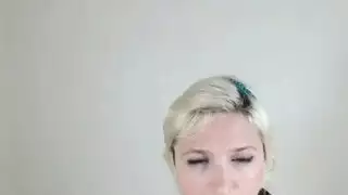 فتاة تبدو بريئة بفستان أبيض تأخذ جماع جماعي