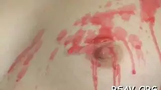 إلهة عابرة سمراء منحنية تأخذه بعمق