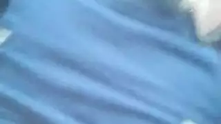 فرك شهواني للفرج الرطب والمؤخرة المكورة