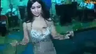 فتاة ساخنة تتحرك جنسياً وتقول أفحش الكلام