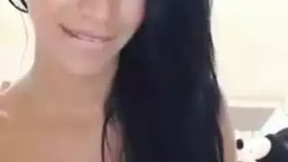 شيميل ساخنة زبها كبير نار تستعرض جمالها بالكيلوت والأندر الأبيض وتخرج زبها الكبير