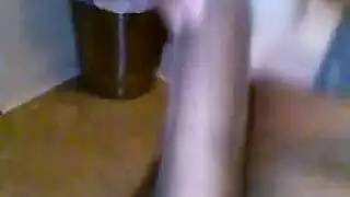 متعصب للاستمناء يدلك قضيبه الصلب حتى القذف