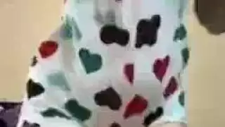 فتاة خليجية مثيرة تقدم عرضًا صريحًا على الكاميرا مع إظهار ثدييها الكبيرين