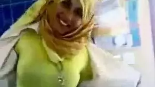 فتاة مصرية محجبة تبتلع السائل المنوي بعد الجنس في الفصل