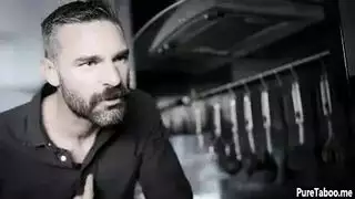 جنس غير مقتطع: رجل يستفيد من جاذبية الخادمة لحفر كسها بقوة