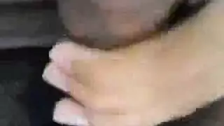 قضيب صلب هائل شاب يمارس العادة السرية حتى يندفق المني بقوة