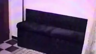 فحل الكاراتيه يخدم ربة منزل جائعة جنسياً في مشهد إباحي