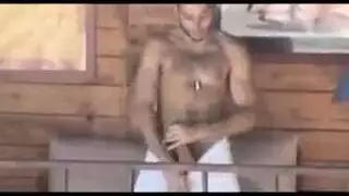 رجل مستقيم مسن شارع