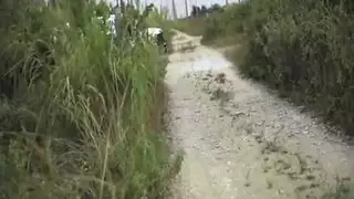 نيك خارجي جامح: عاهرة لا تشبع تستمتع بفعل ثلاثي عنيف