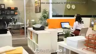 السكرتيرة كبيرة الطيز تتعرض للضرب من مديرها المتحرش