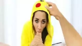 مراهقة تُنكح بعمق لأجل عناصر بوكيمون افتراضية