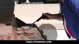 حلم الجنس الشرجي المزدوج: كلبتان مثيرتان تهاجمان شاباً محظوظاً