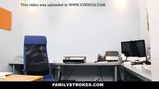 الشقراء المليحة تمارس السكس مع صديق صاحبها المطلق في مكتبه و تدلعه مترجم نار