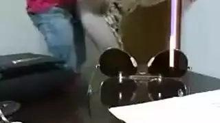 المدير ينيكها بقوة حتى تقذف من فرجها