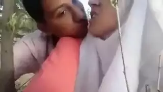 هوس فموي حميمي: مص الشفاه والمزيد في لقاء مغربي