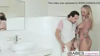 شقيقتان مثارتان تشاركان لسان رجل في مهبليهما الرطب