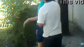 نيك سريع في الحديقة العامة: وضعية الكلب على الشجرة