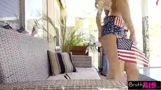 ينام خلف طيز امه
