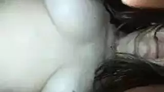 ربة المنزل ذات النظارات تحب القضيب النابض في فمها