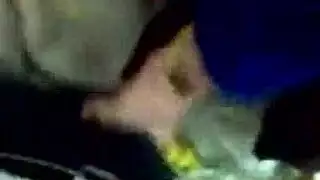 عاهرة عربية ناضجة تتباهى بثدييها قبل ممارسة جنس جامح