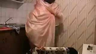 روسي سكران ينيك خالته في المطبخ كاميرا تجسس إكس إكس إكس سرية