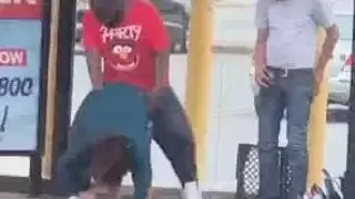 أمريكي يضرب عاهرة راغبة في محطة الباص