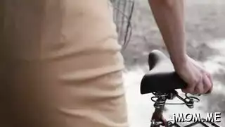 هوس فموي لمنافق على أثداء سيدة أوروبية ناضجة وكبيرة