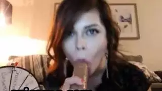 جميلة سمراء تمصّ بقوة لمتحولة جنسياً