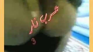 وجه مغطى، فرج مكشوف: محجبة تُمارس الجنس الجماعي