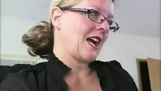 شقراء ناضجة تمتلئ فتحاتها من قبل عامل الحديقة