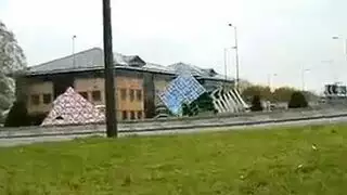 كارينا كابور يتم وجهها وإغراقها بالسائل المنوي