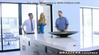 جنس خفي في المطبخ: الزوجة تركب صديق زوجها بقوة