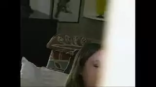 إكس إكس إكس في الخارج: امرأة ناضجة تقوم بنيك عميق مكثف في الحلق