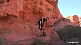 امرأة ناضجة مغرية تستمتع بزب نابض بفمها