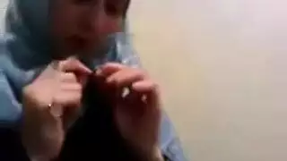 زوجة محجبة تخون مع رجل حقيقي في فيلم إباحي صريح