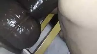فتاة صغيرة تحصل على حصتها من قضيب إباحي