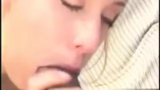 أشقراء تستمع لأصوات أفلام إباحية وتشتعل شهوتها