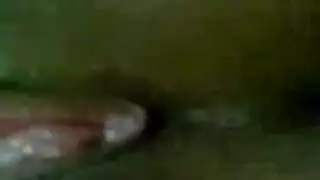 زرّان يهتزان يثيرانها خلال مكالمة جنس هاتفي حارّة