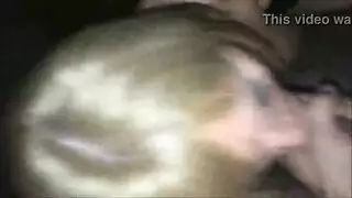 شقراء هاوية ترتدي زي الجني تتعرض لثنائي: مص وركوب قضيب كبير