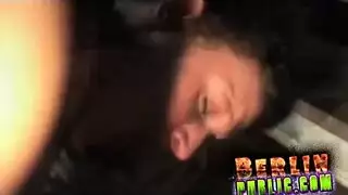 من الدراما إلى البورنو: أوروبية مذهلة تمارس الجنس بخشونة على أرضية المسرح