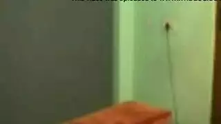 خادمة كبيرة اليدين تقدم مداعبة يدوية مغرية في العمل